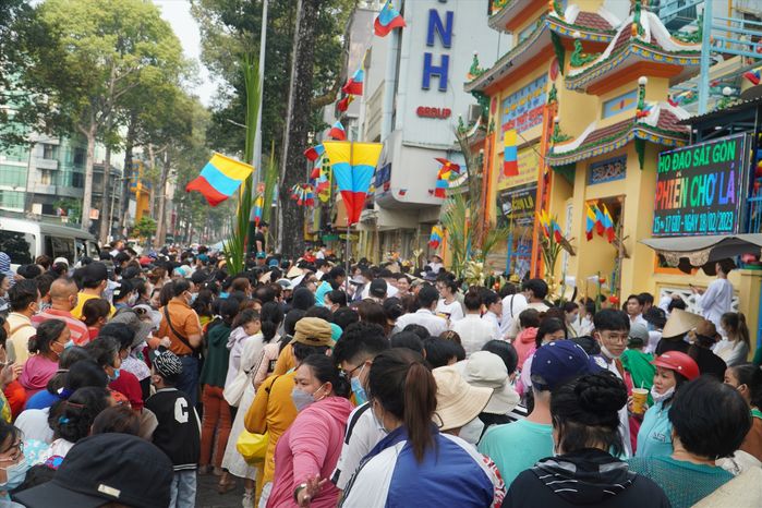 Chợ lá thay tiền lần đầu có mặt tại TP.HCM: Trao - nhận yêu thương