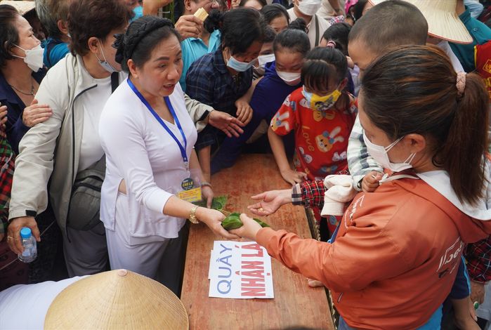 Chợ lá thay tiền lần đầu có mặt tại TP.HCM: Trao - nhận yêu thương