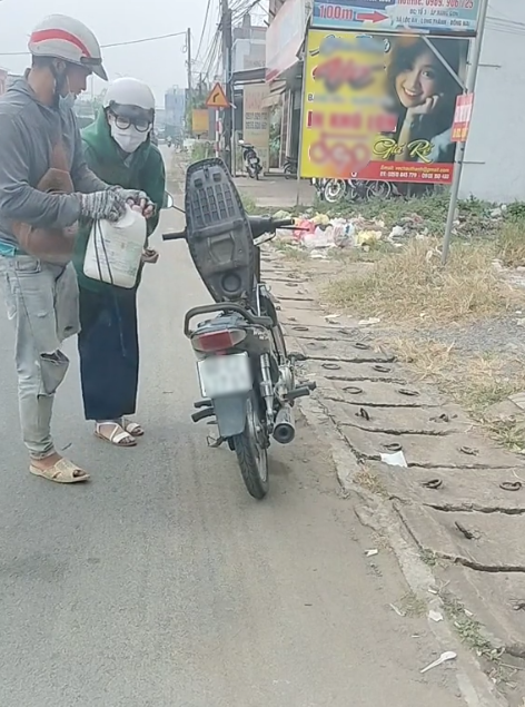 Cô gái hết xăng đẩy xe trên đường liền được anh chàng 1 chân giúp đỡ