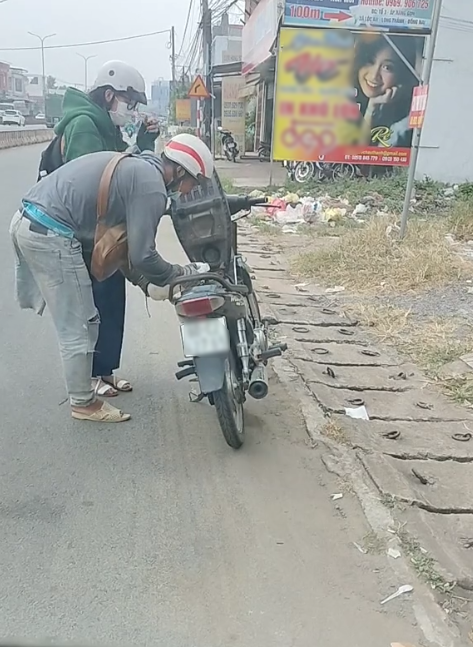 Cô gái hết xăng đẩy xe trên đường liền được anh chàng 1 chân giúp đỡ