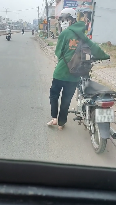 Cô gái hết xăng đẩy xe trên đường liền được anh chàng 1 chân giúp đỡ