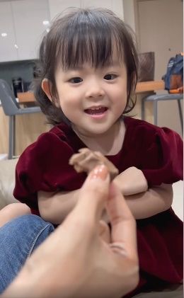 Con gái Trương Mỹ Nhân: Hơn 2 tuổi nói líu lo, ăn socola biết xin mẹ