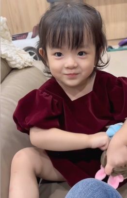 Con gái Trương Mỹ Nhân: Hơn 2 tuổi nói líu lo, ăn socola biết xin mẹ