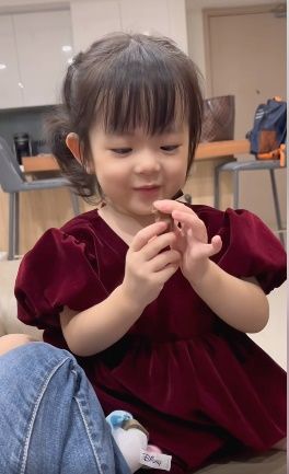 Con gái Trương Mỹ Nhân: Hơn 2 tuổi nói líu lo, ăn socola biết xin mẹ