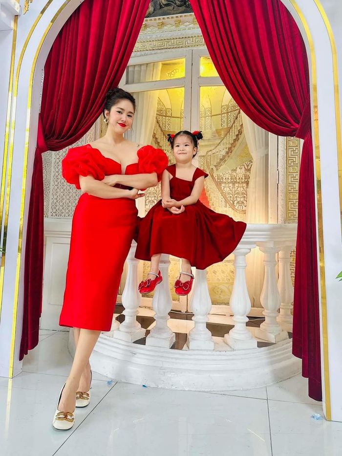 Dạo này mẹ 2 con Lê Phương đổi gu 180 độ: Đồ toàn khoe tòa thiên nhiên