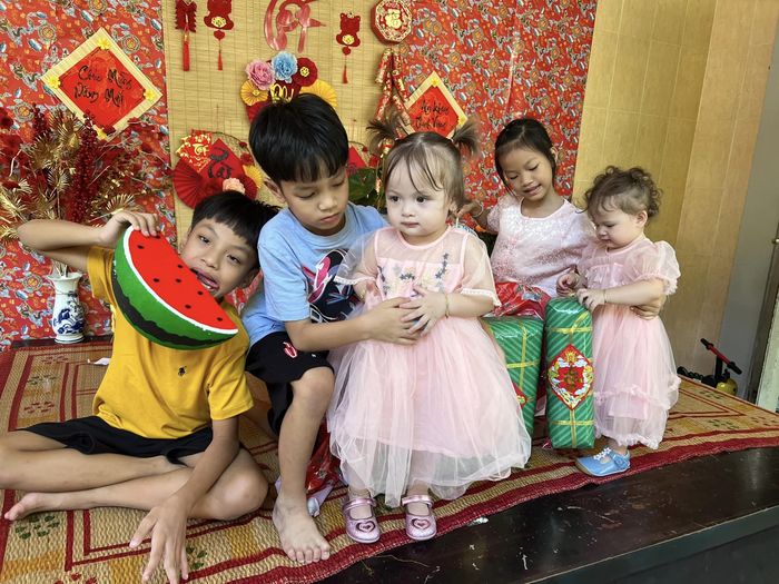 Diễm Châu gồng gánh nuôi 5 con, đá bay hình tượng người đẹp Vbiz