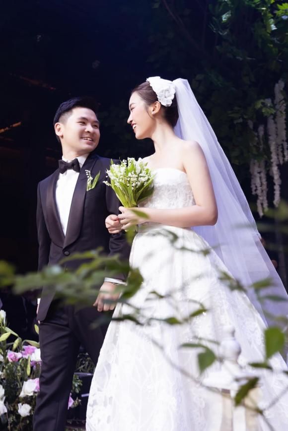 Đỗ Mỹ Linh khẳng định “bình thường” khi chồng không ga lăng mở cửa xe