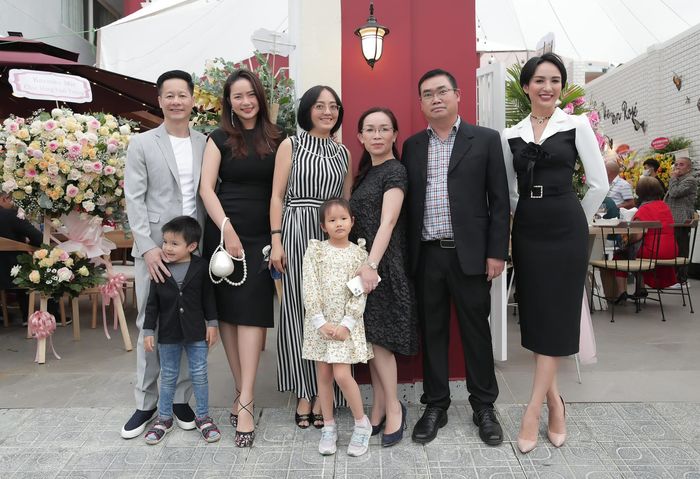 Học cách phối đồ của Phan Như Thảo: Chân váy cạp cao là chân ái