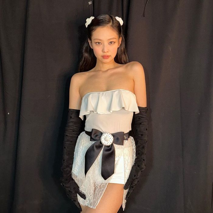 Jennie (BLACKPINK) bị Knet réo bắt chước Son Naeun vì quần legging