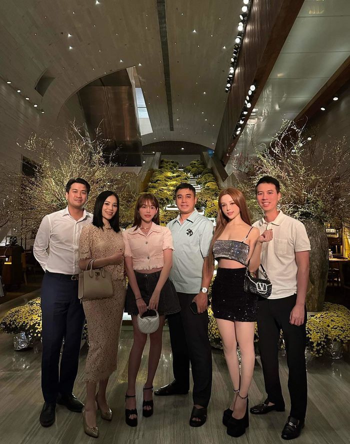 Kín như bưng, thông tin hôn lễ Linh Rin vẫn hé lộ: Cận cảnh thiệp mời