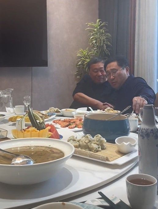 Lần đầu gặp gỡ 2 ông bố vui vẻ ra mặt, hôn gió thể hiện tình sui gia
