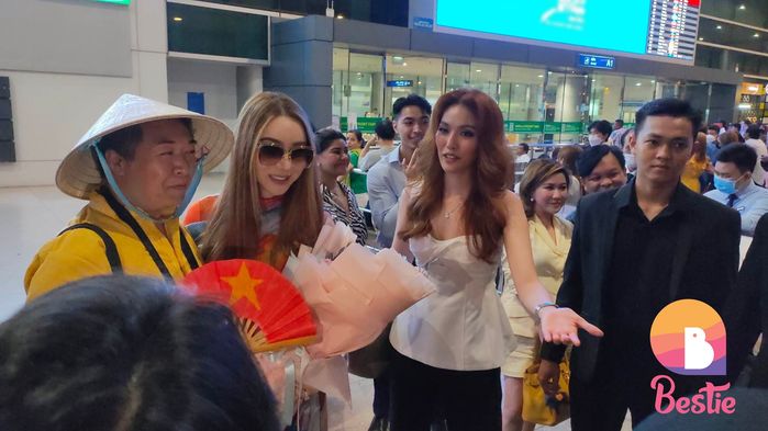 Lan Khuê đi siêu xe ra đón dì Anne: Chăm sóc nữ tỷ phú Thái tận tình