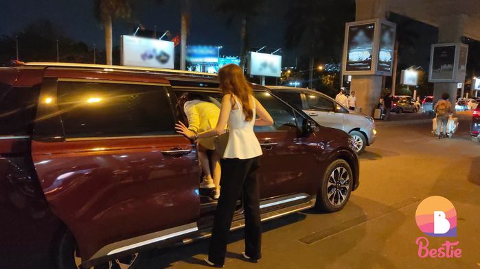 Lan Khuê đi siêu xe ra đón dì Anne: Chăm sóc nữ tỷ phú Thái tận tình