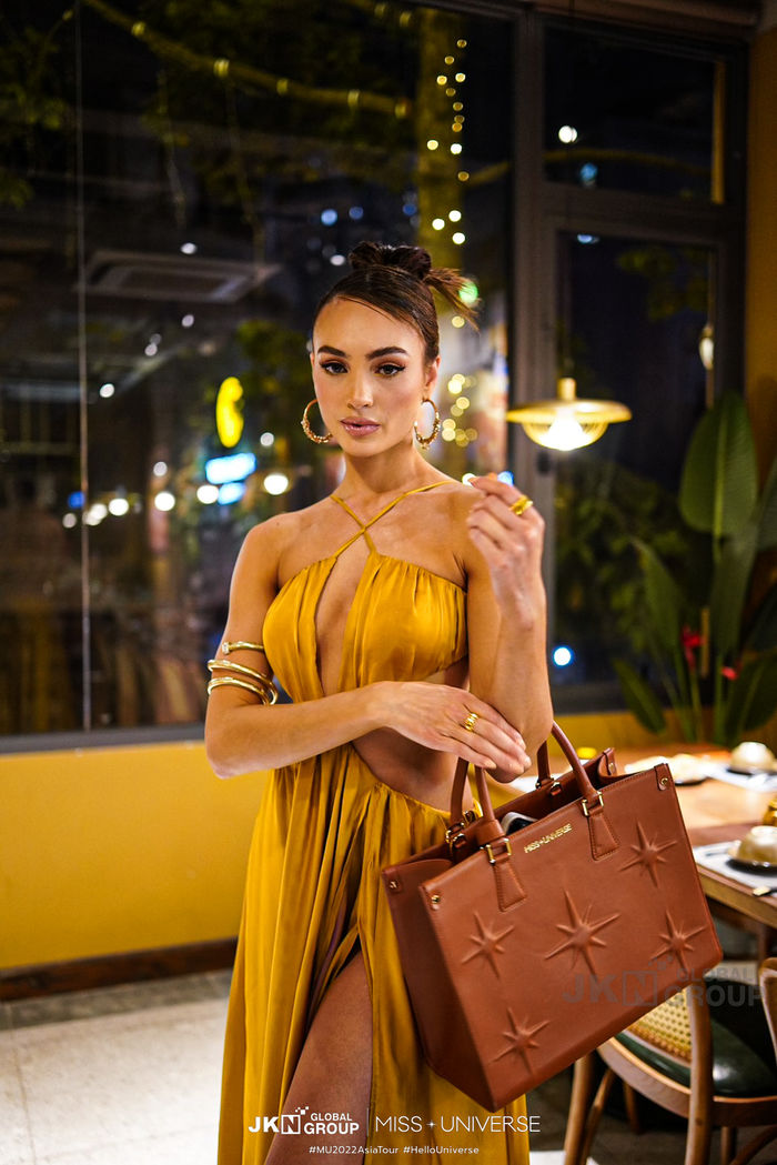 Miss Universe 2022 ấn tượng với Hoa hậu H'Hen Niê vì chiếc váy vàng