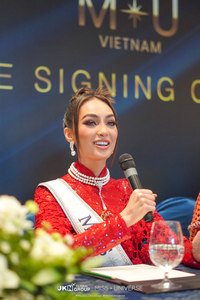 Miss Universe 2022 ấn tượng với Hoa hậu H'Hen Niê vì chiếc váy vàng