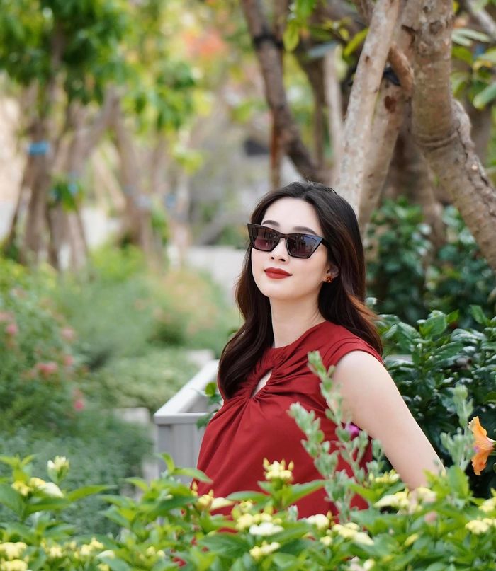 Mỹ nhân Việt da trắng phát sáng: Ngân Khánh, Hà Hồ ngang tài ngang sức
