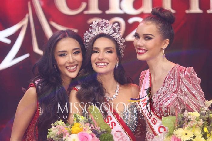 Ngọc Châu lấn át Top 3 Miss Charm khi mặc váy lỡ hẹn ở Miss Universe