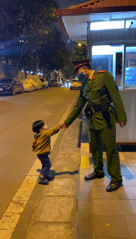 Nhà kế Đại sứ quán, bé trai gặp chú công an liền đứng nghiêm chào hỏi