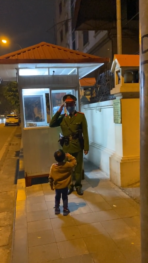 Nhà kế Đại sứ quán, bé trai gặp chú công an liền đứng nghiêm chào hỏi