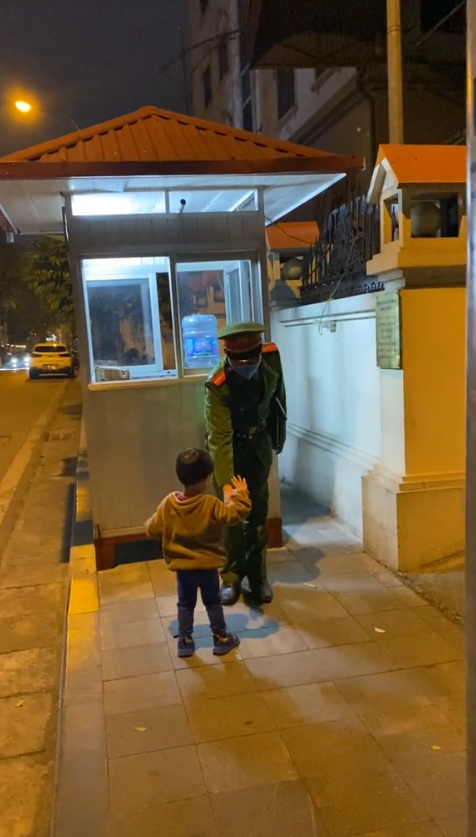Nhà kế Đại sứ quán, bé trai gặp chú công an liền đứng nghiêm chào hỏi