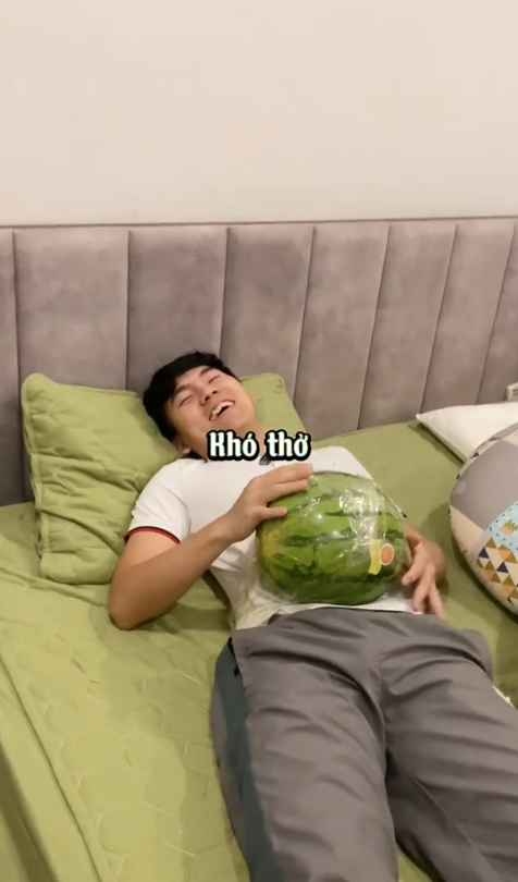 Nói mang thai không mệt, chồng liền được vợ cho trải nghiệm cảm giác