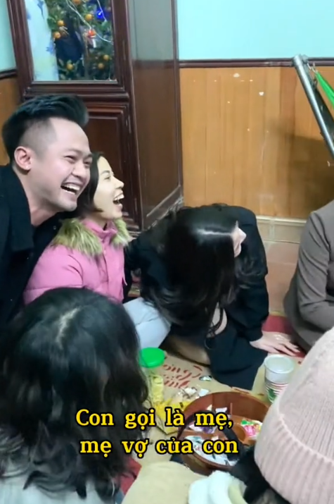 Ông bố khép nép khi chàng rể thao thao bất tuyệt ở lần gặp đầu tiên
