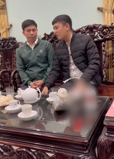 Ông bố khép nép khi chàng rể thao thao bất tuyệt ở lần gặp đầu tiên