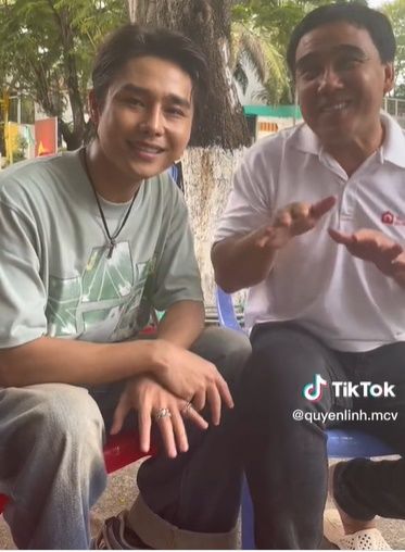 Quyền Linh ngẫu hứng hát Bên Trên Tầng Lầu: Được khen hơn Thanh Thảo