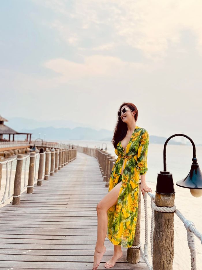 Style đi biển không khoe nhiều vẫn hút mắt của mỹ nhân Việt