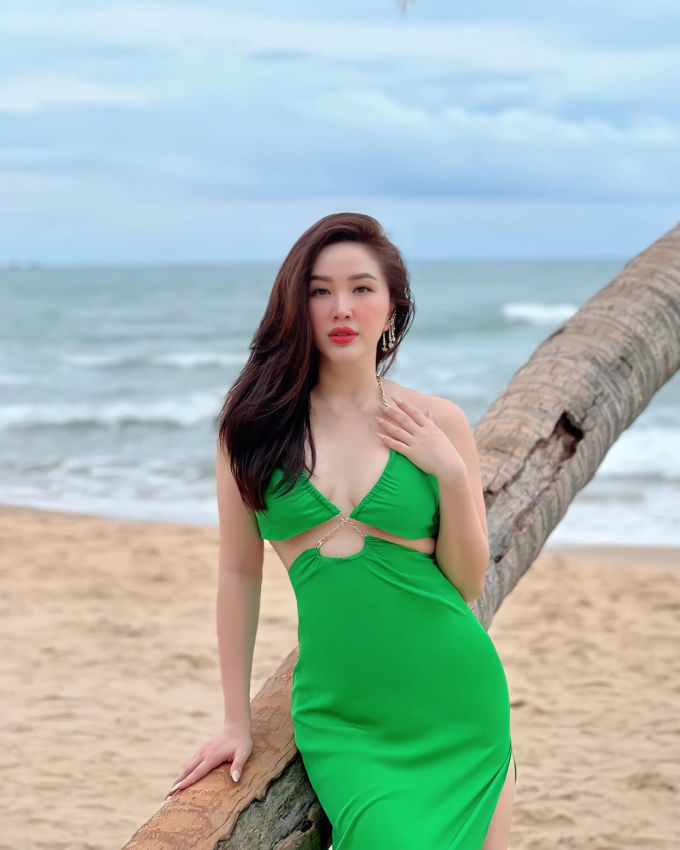 Style đi biển không khoe nhiều vẫn hút mắt của mỹ nhân Việt