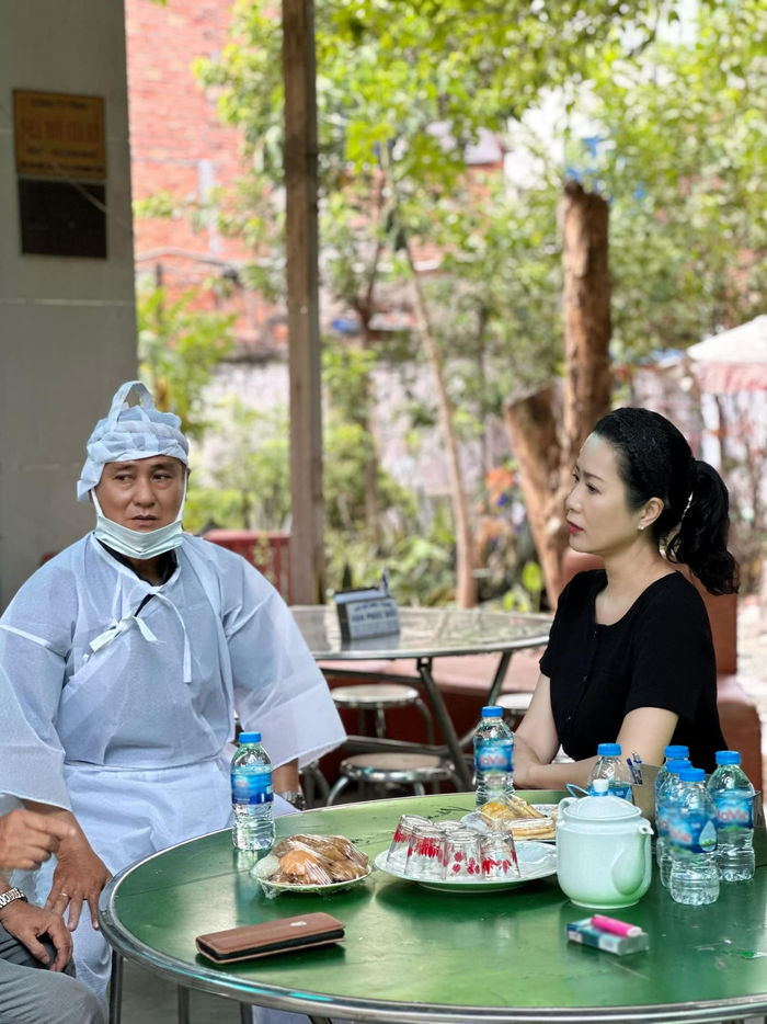 Tang lễ NS Thiên Kim: Con cái túc trực, bạn bè đến chia buồn