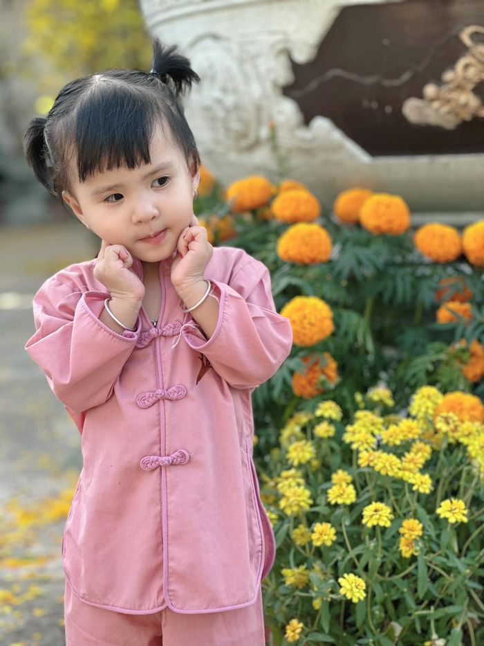 Thiên An và con gái diện áo tắm: Bé Sol tạo dáng một 9 một 10 với mẹ