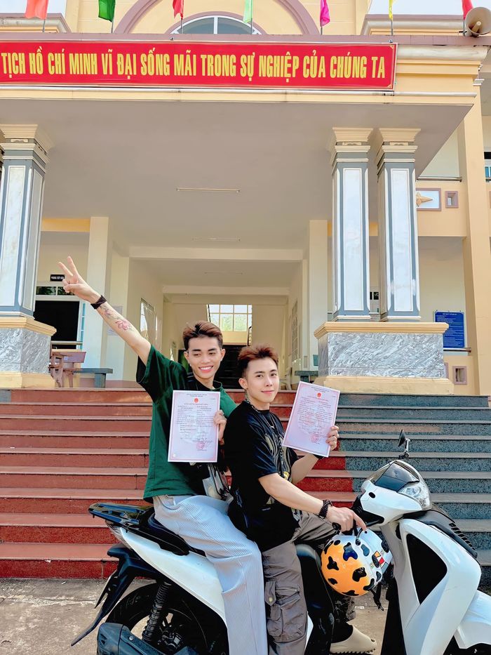 Tiktoker diện váy cưới bên bạn trai LGBT, có cả giấy kết hôn hợp pháp