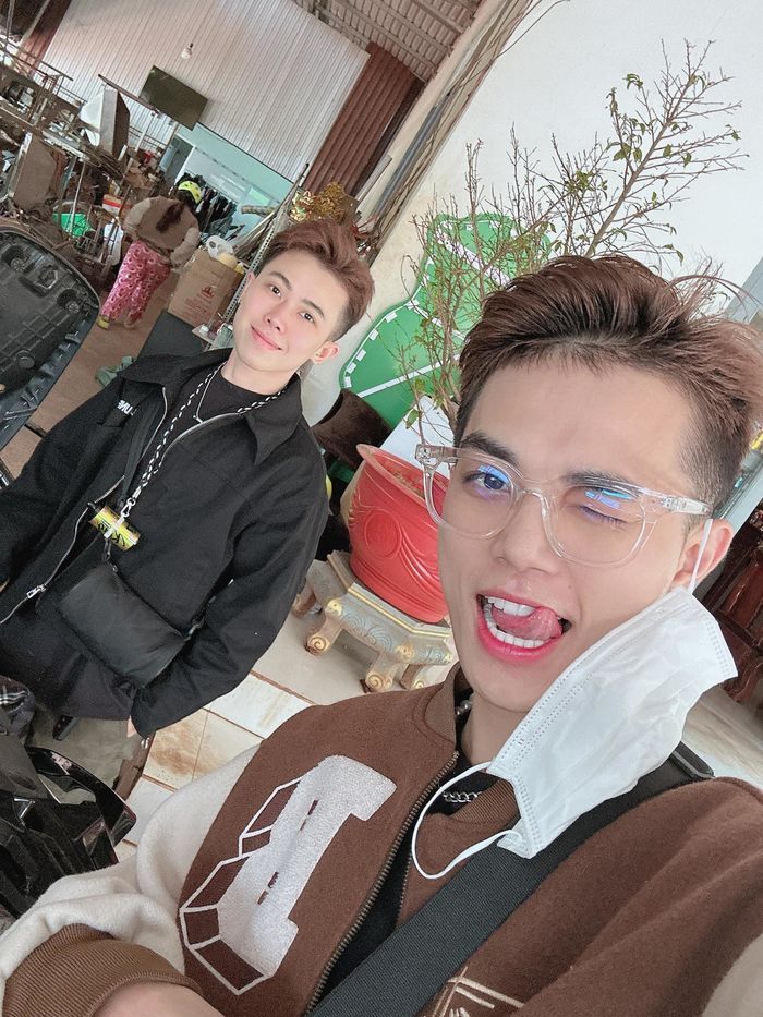 Tiktoker diện váy cưới bên bạn trai LGBT, có cả giấy kết hôn hợp pháp