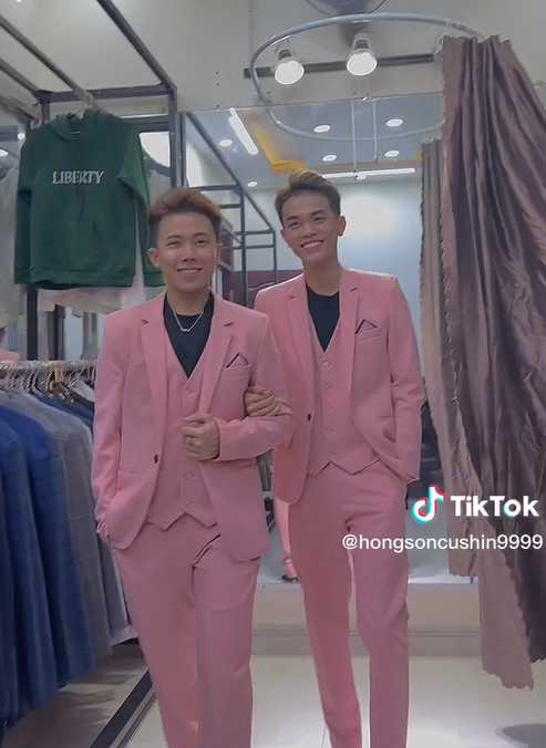 Tiktoker diện váy cưới bên bạn trai LGBT, có cả giấy kết hôn hợp pháp