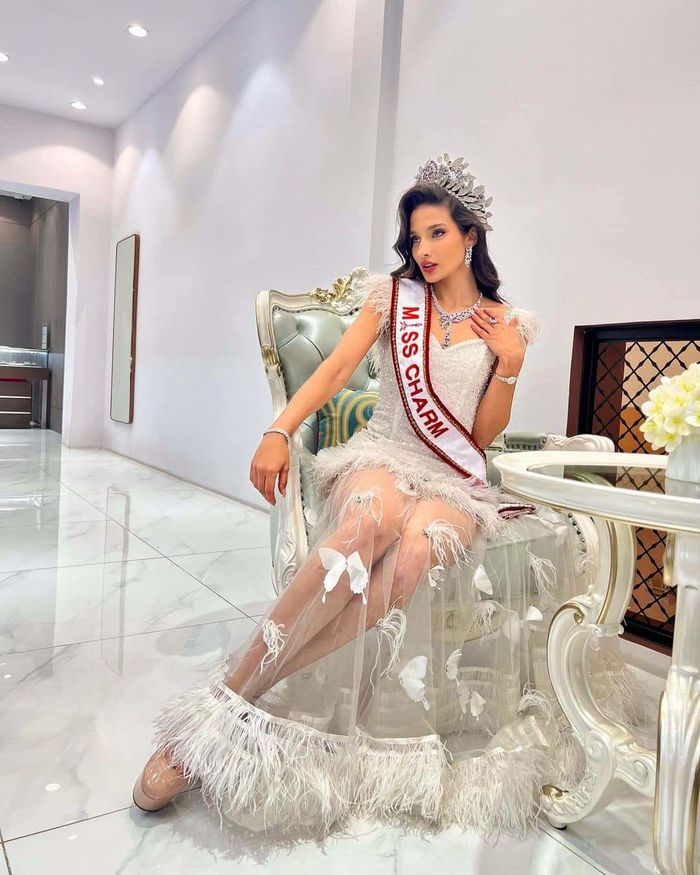 Top 3 Miss Charm xuất hiện sau đăng quang: Dát toàn kim cương