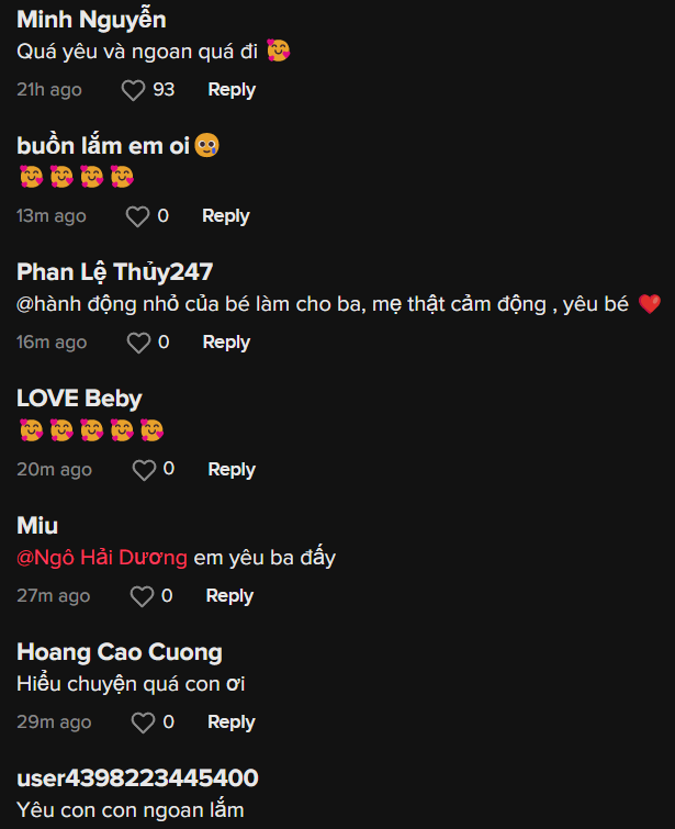 Trời mưa tầm tã, em bé luýnh quýnh nhướn người che chắn yên xe cho bố