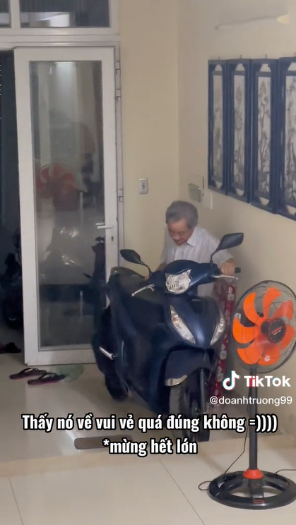 Vừa nghe tiếng gái cưng về, bố đã vội chạy xuống mở cửa, dắt xe cho
