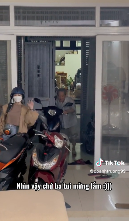 Vừa nghe tiếng gái cưng về, bố đã vội chạy xuống mở cửa, dắt xe cho