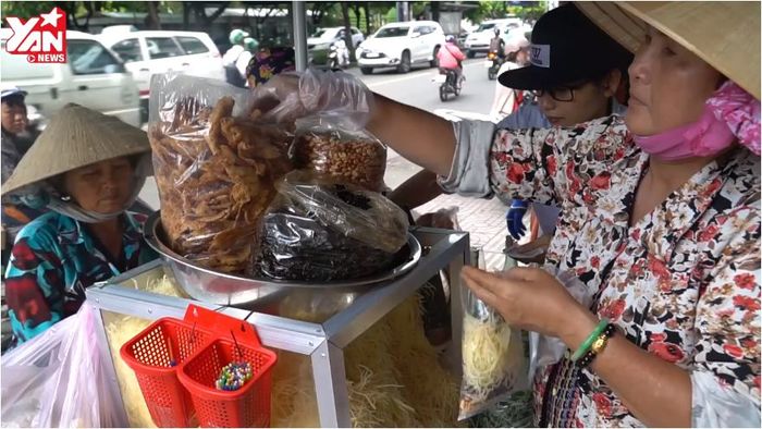 Xe gỏi khô bò ở Sài Gòn siêu đắt hàng, bán vỉa hè vẫn cho con du học