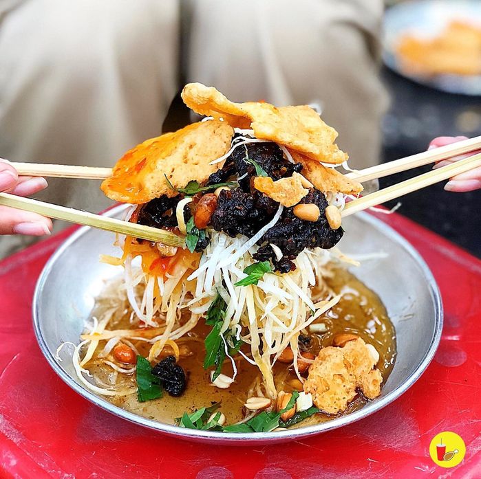 Xe gỏi khô bò ở Sài Gòn siêu đắt hàng, bán vỉa hè vẫn cho con du học