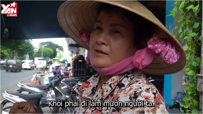 Xe gỏi khô bò ở Sài Gòn siêu đắt hàng, bán vỉa hè vẫn cho con du học