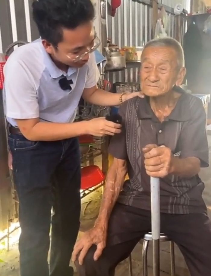Xót cảnh cụ ông 101 tuổi sống một mình trong căn nhà có 7 ngôi mộ