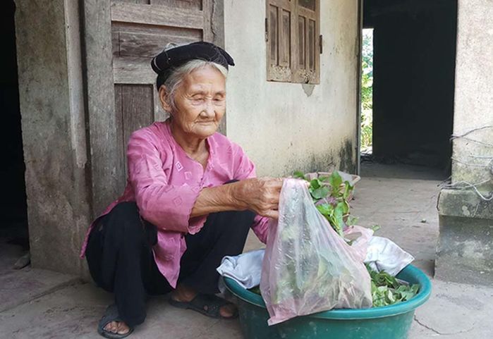 Xót xa cụ ông 79 tuổi, vẫn bươn chải mưu sinh với nghề phụ hồ