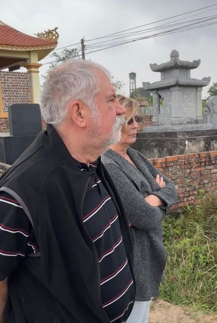 Du lịch Việt Nam, khách Tây được dẫn thăm quan nghĩa trang