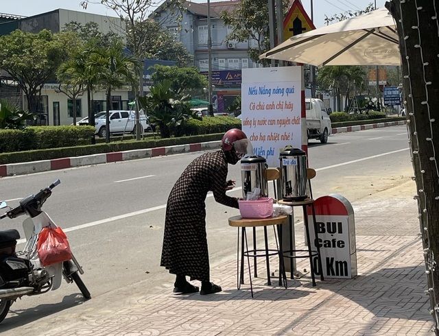 Chủ quán cafe tại Hà Tĩnh tạo bình nước miễn phí cho bà con