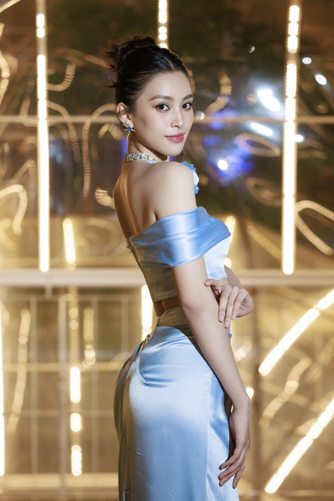 Đụng hàng với cả showbiz Việt, Hoa hậu Tiểu Vy bị thất thế
