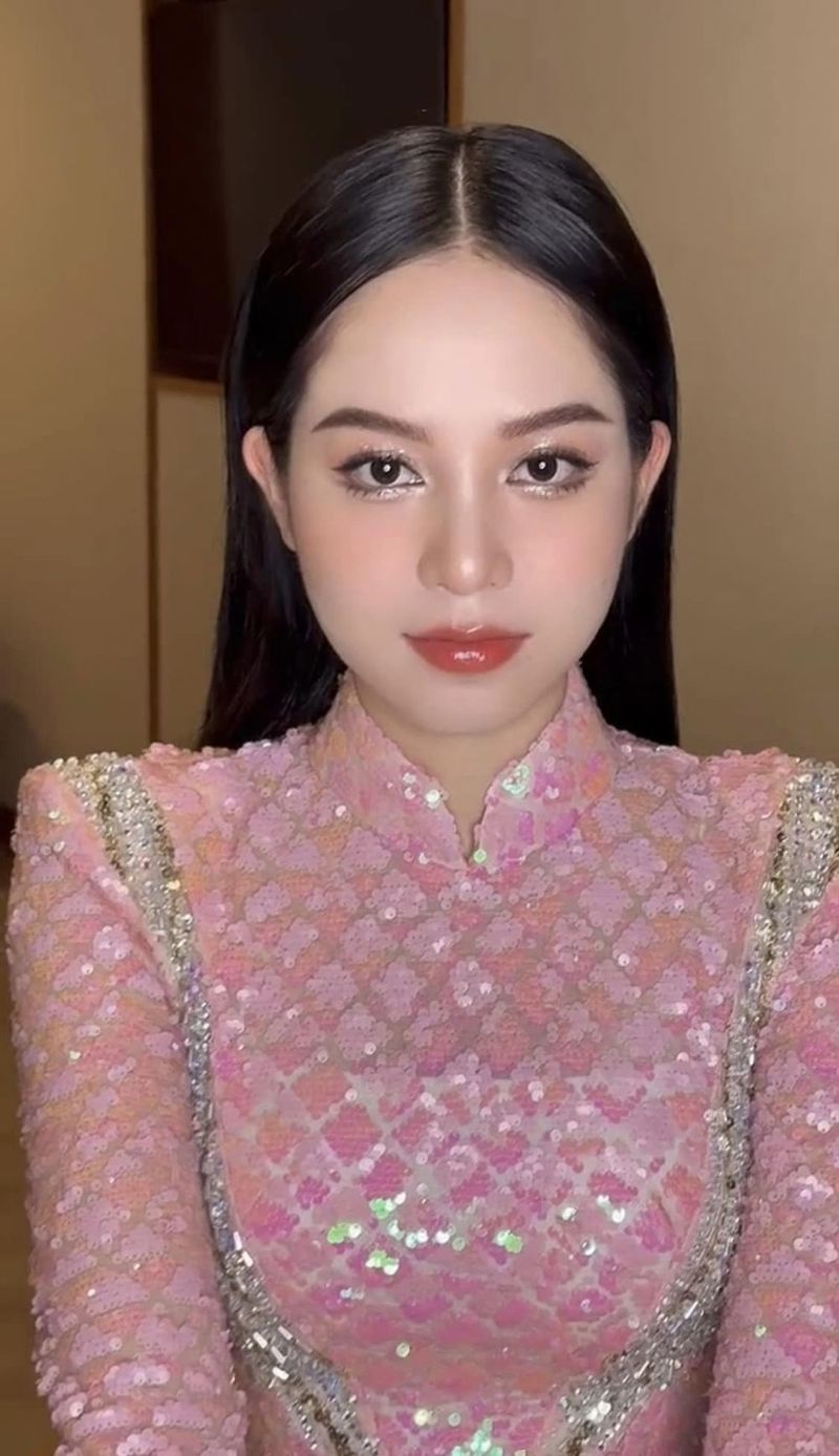  
Hình ảnh mới nhất vô cùng xinh đẹp của Hoa hậu Thanh Thủy trong layout make up ngọt ngào nhưng sắc sảo. (Ảnh: FB Huỳnh Thị Thanh Thủy)