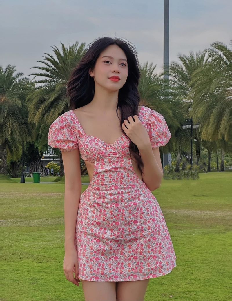  
Hoa hậu Thanh Thủy cũng xinh đẹp không kém trong mẫu váy hoa này. (Ảnh: FB Huỳnh Thị Thanh Thủy)