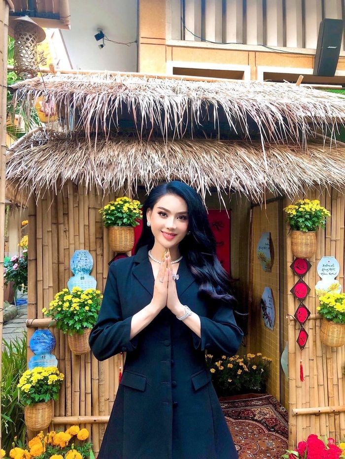 Ảnh hot sao Việt 29/3: NSND Hồng Vân mặc lại đầm ôm sau 15 năm